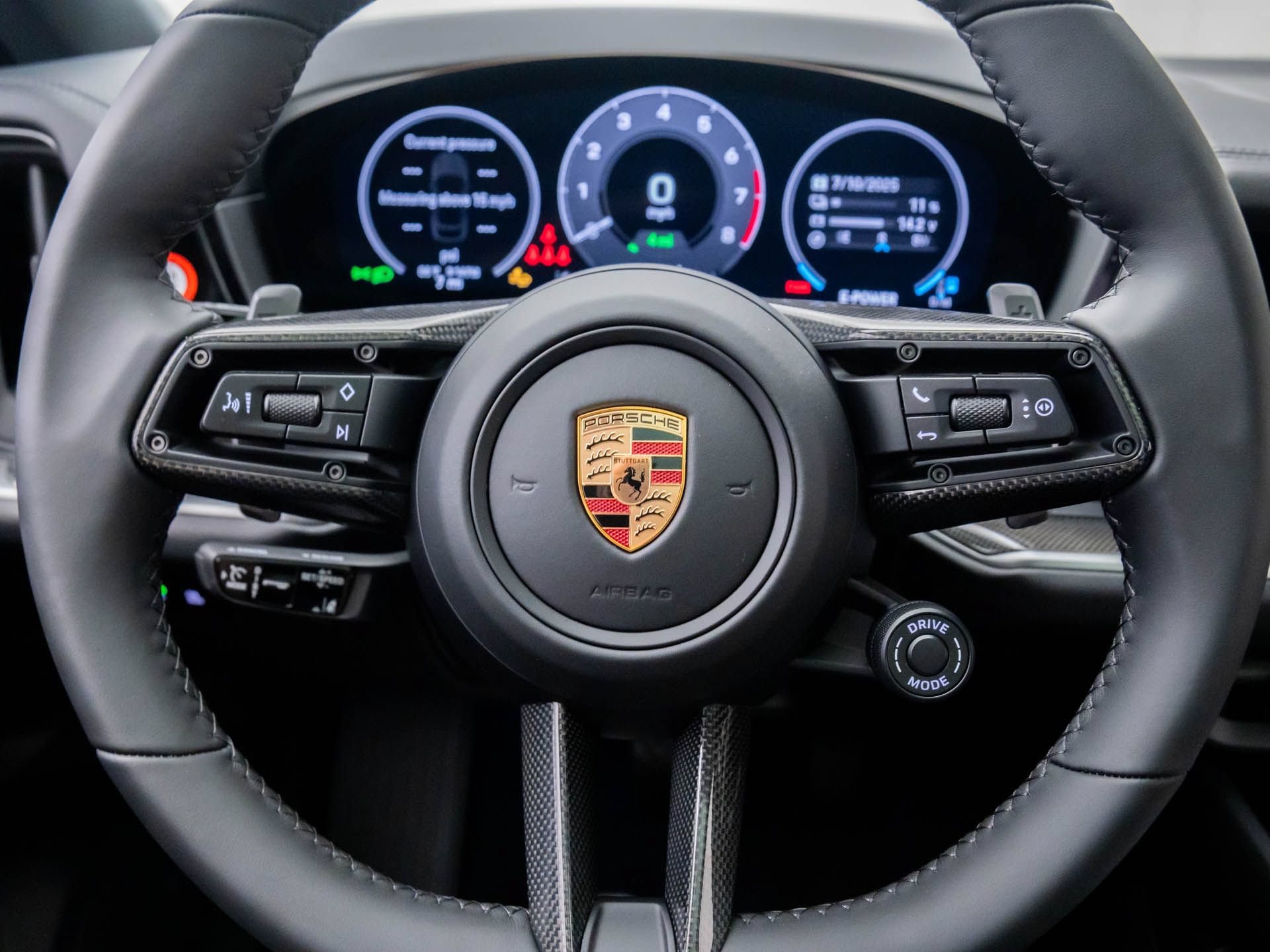 Certified 2025 Porsche Cayenne E-Hybrid Coupe AWD/4WD image 21