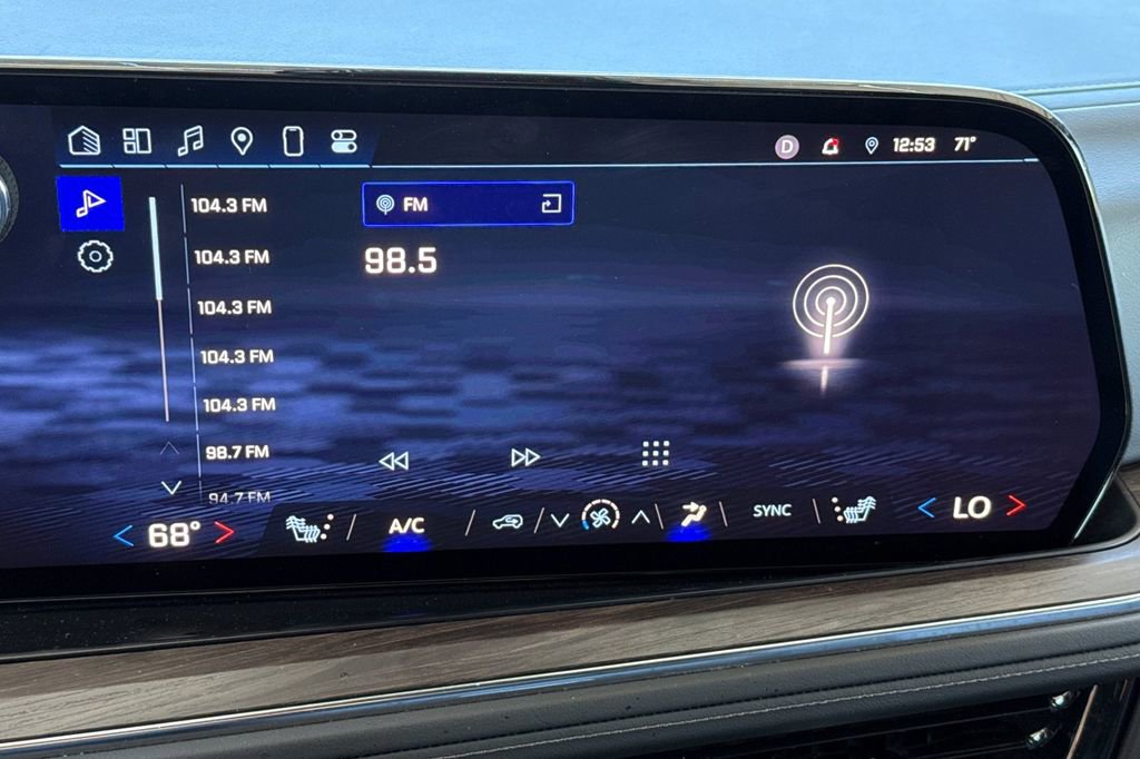 Used 2025 Chevrolet Suburban LT image 30