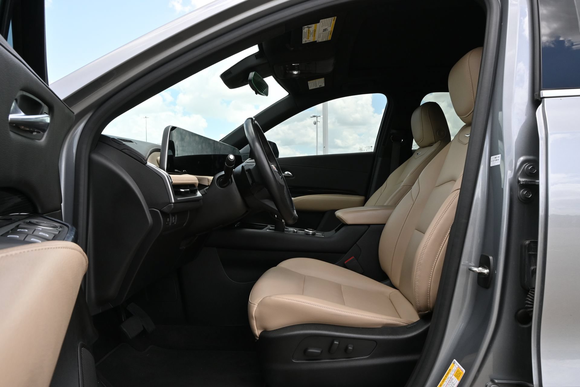 Used 2024 Cadillac XT4 Luxury w/ Cold Weather Package FWD image 19