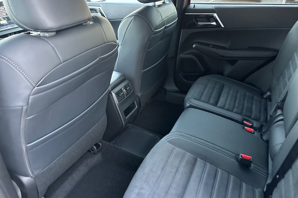 New 2025 Mitsubishi Outlander SE image 13
