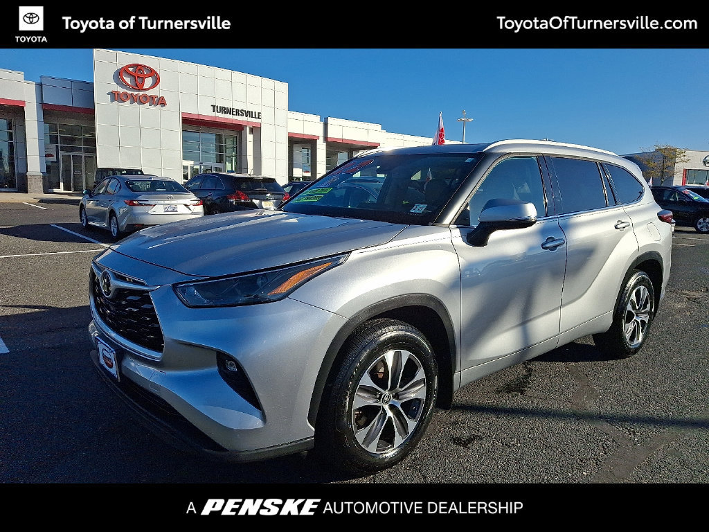 Certified 2022 Toyota Highlander XLE AWD/4WD image 1