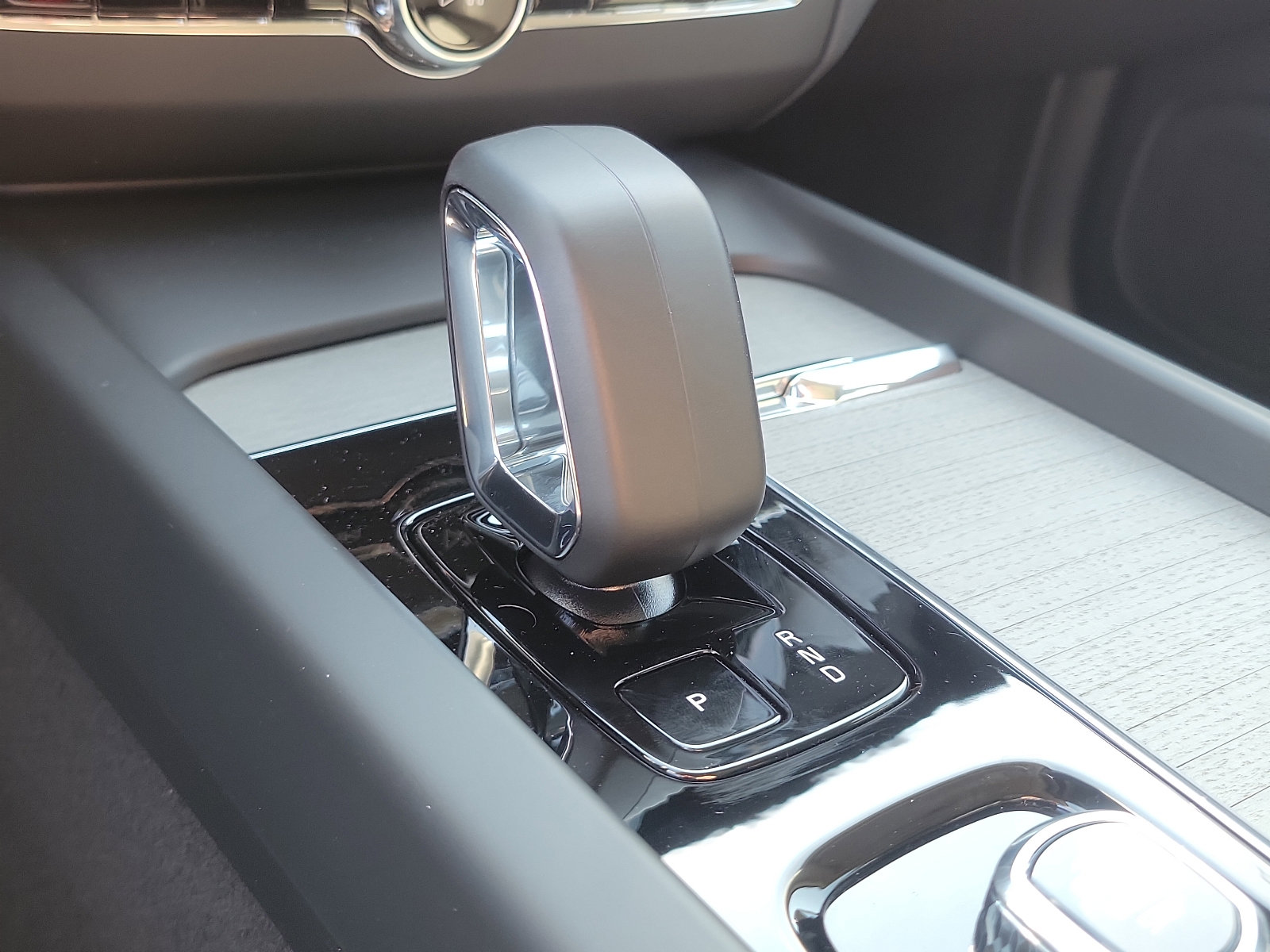 Certified 2025 Volvo XC60 T8 Plus w/ Protection Package Premier image 10