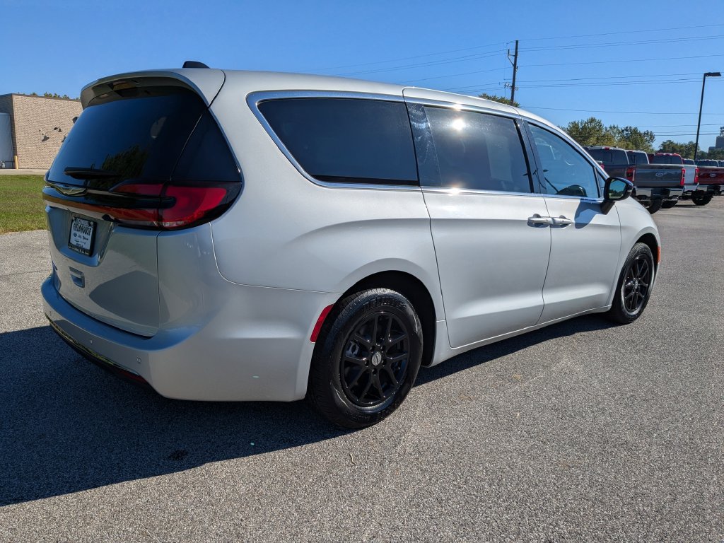 Used 2024 Chrysler Pacifica Touring-L FWD image 4