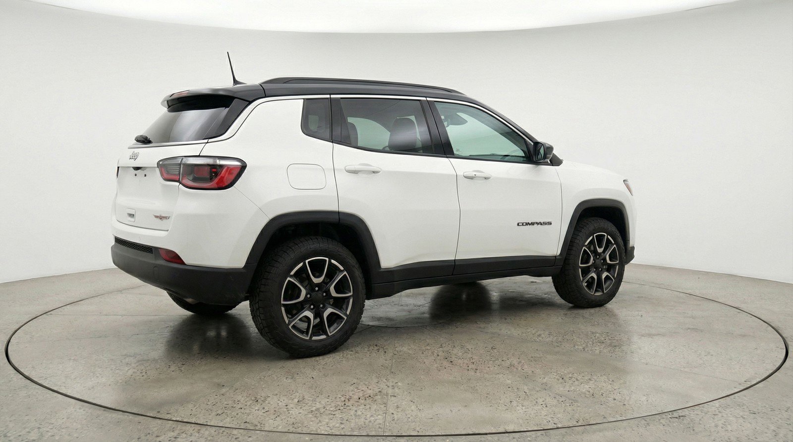 Used 2025 Jeep Compass Trailhawk image 9
