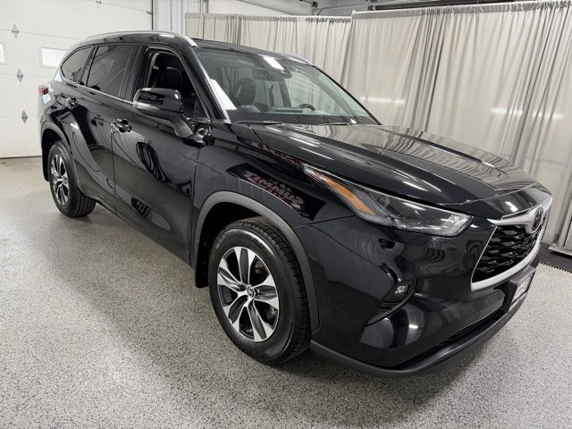 Used 2022 Toyota Highlander XLE image 3