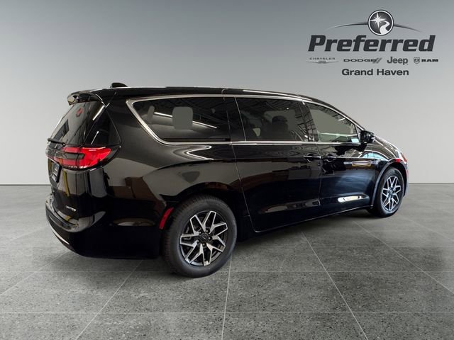 New 2027 Chrysler Pacifica Limited FWD image 17