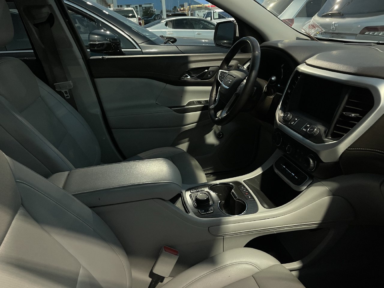 Used 2023 GMC Acadia SLT w/ Preferred Package FWD image 7