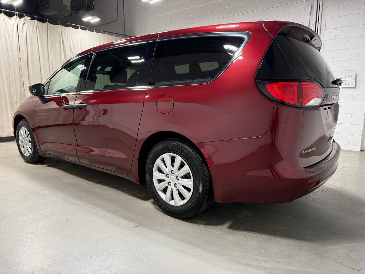 Used 2018 Chrysler Pacifica L image 5