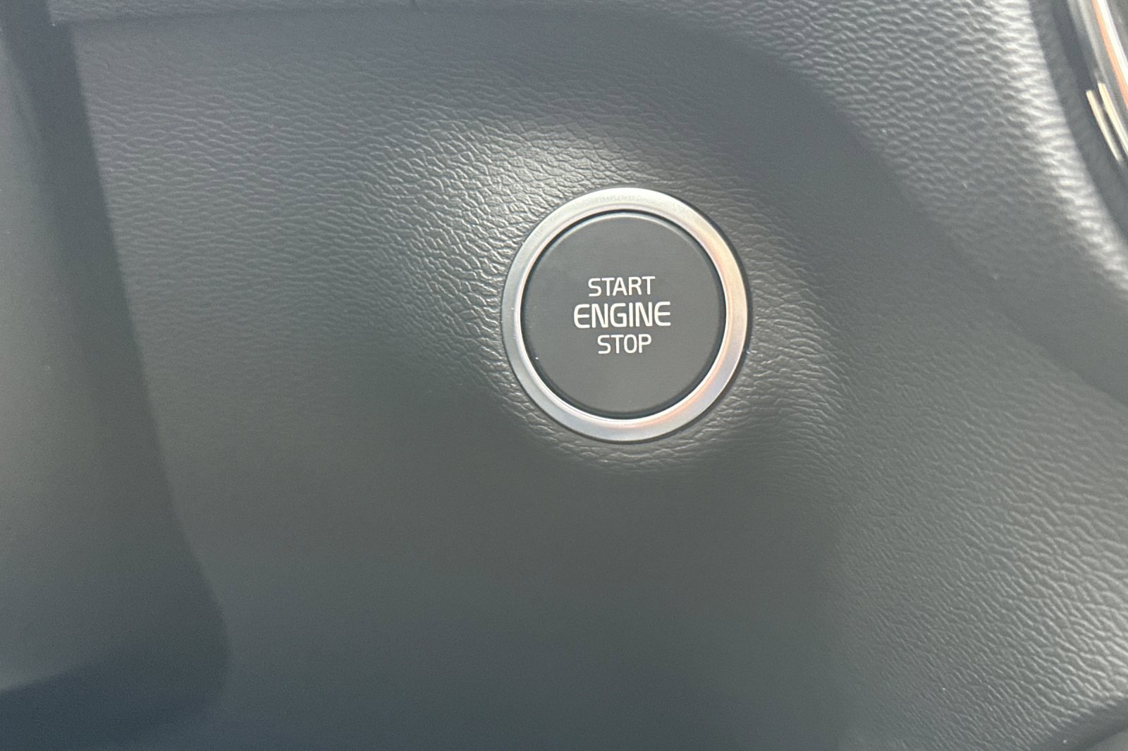 New 2025 Volvo XC40 B5 Core w/ Climate Package image 20