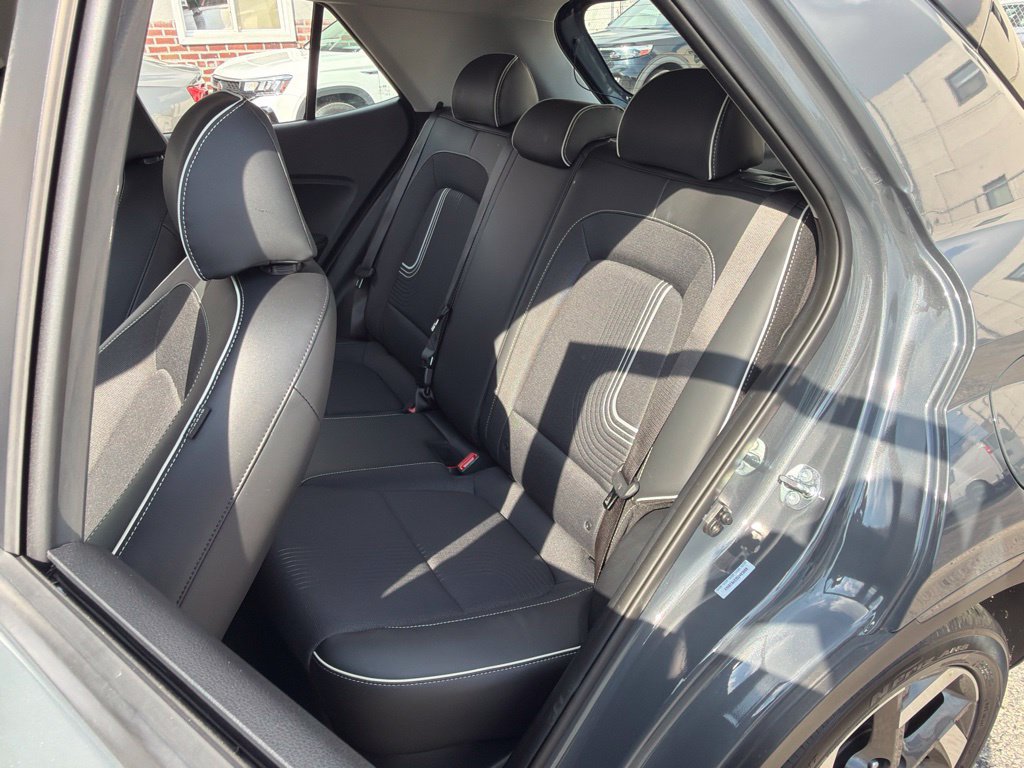 Used 2025 Hyundai Venue Limited FWD image 17