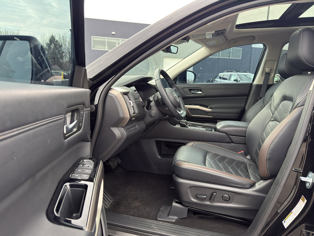 Used 2023 Nissan Pathfinder Platinum w/ Lighting Package (N93) image 11