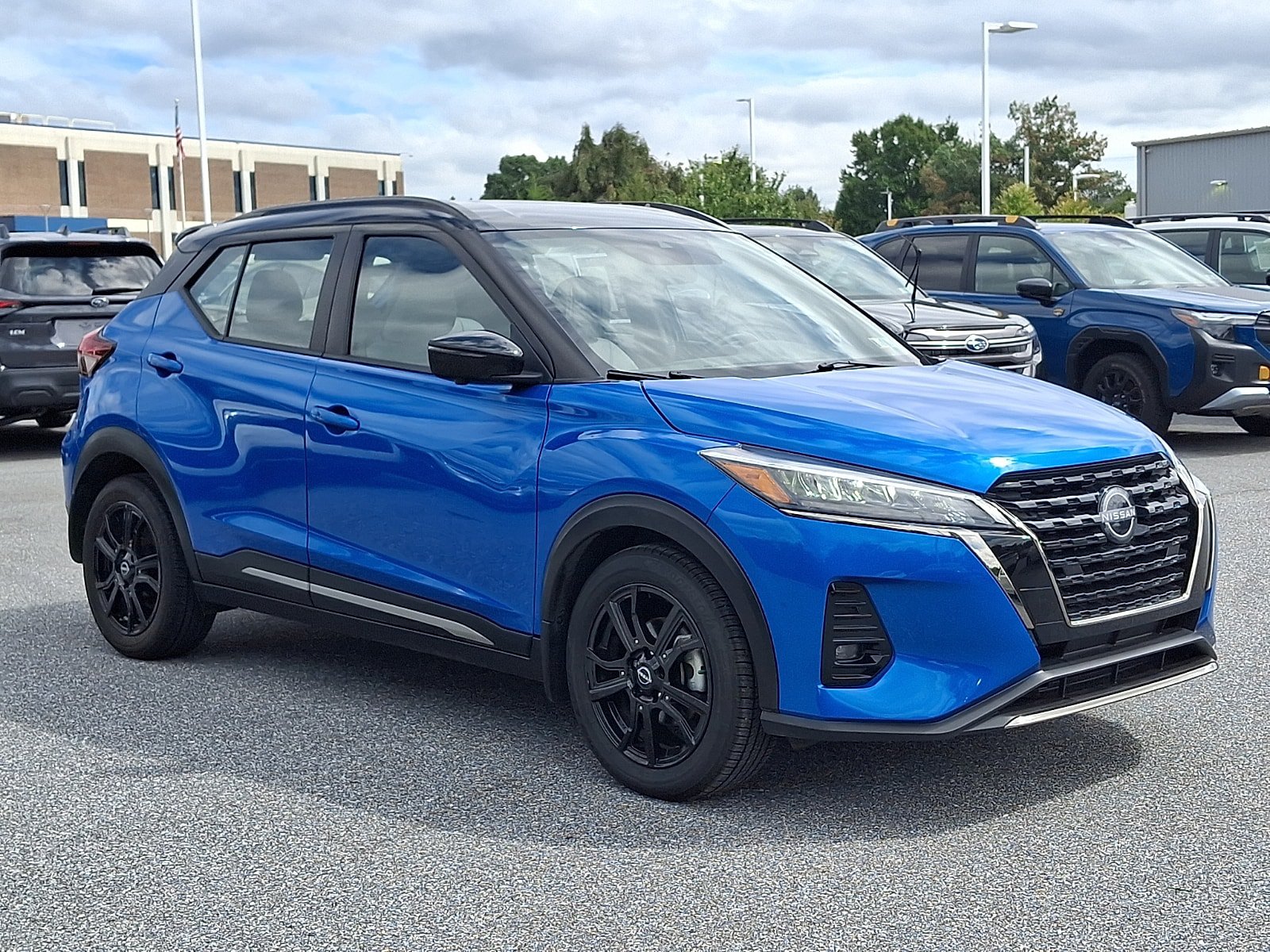 Used 2023 Nissan Kicks SR w/ SR Premium Package FWD image 3