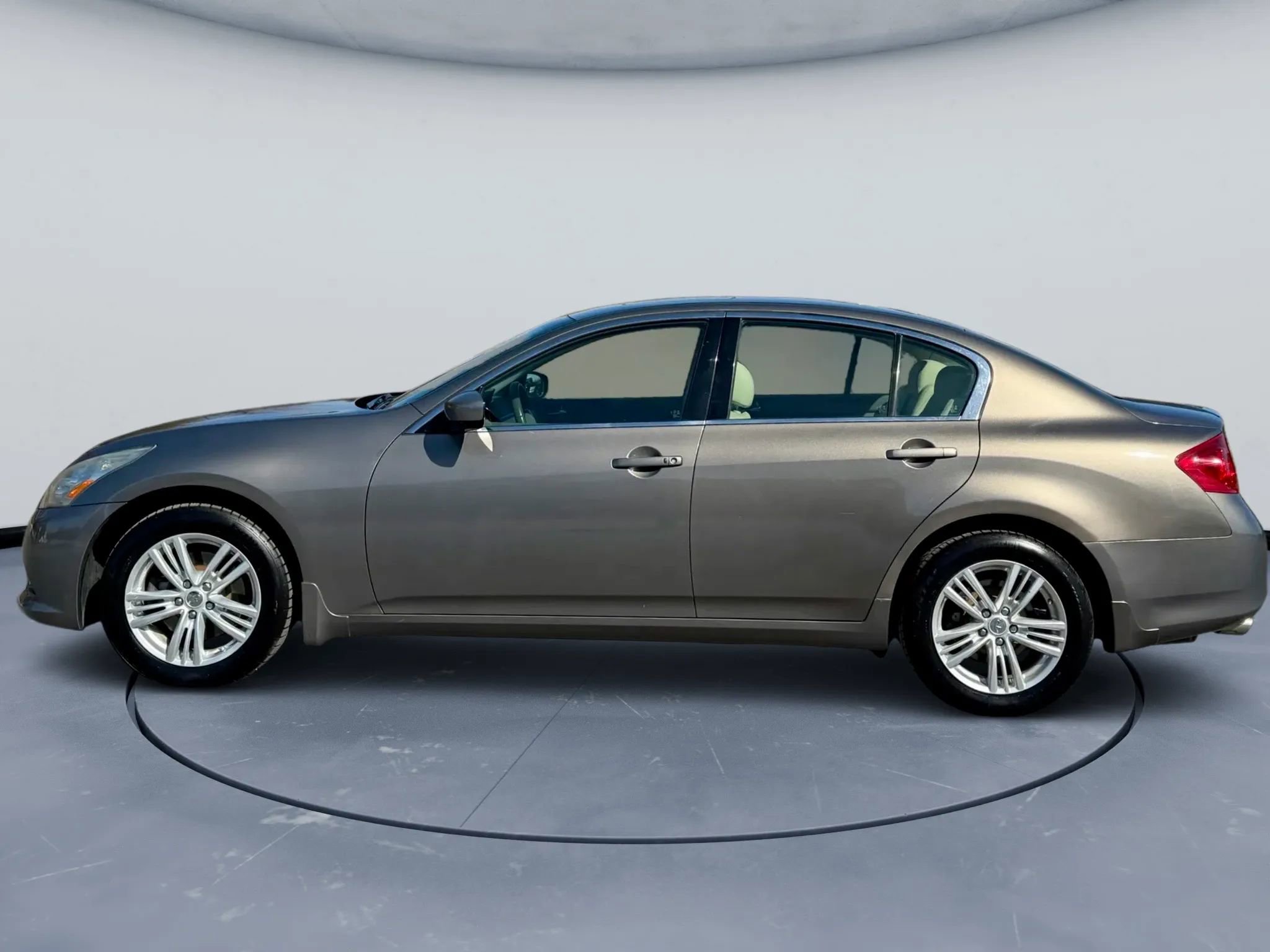 Used 2010 INFINITI G37 x Sedan w/ Premium Pkg image 3