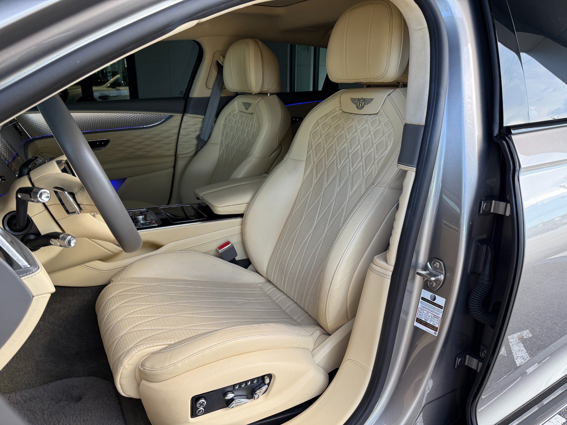 Used 2023 Bentley Flying Spur V8 AWD/4WD image 23