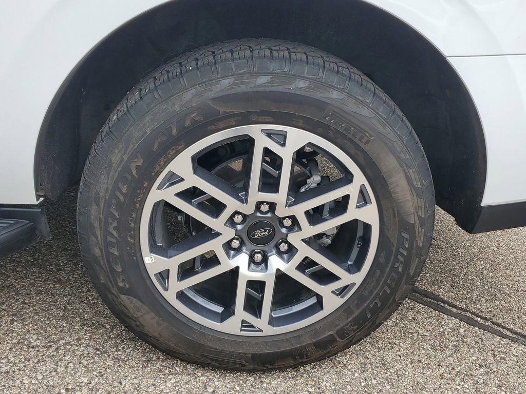 Certified 2025 Ford Expedition Active image 5