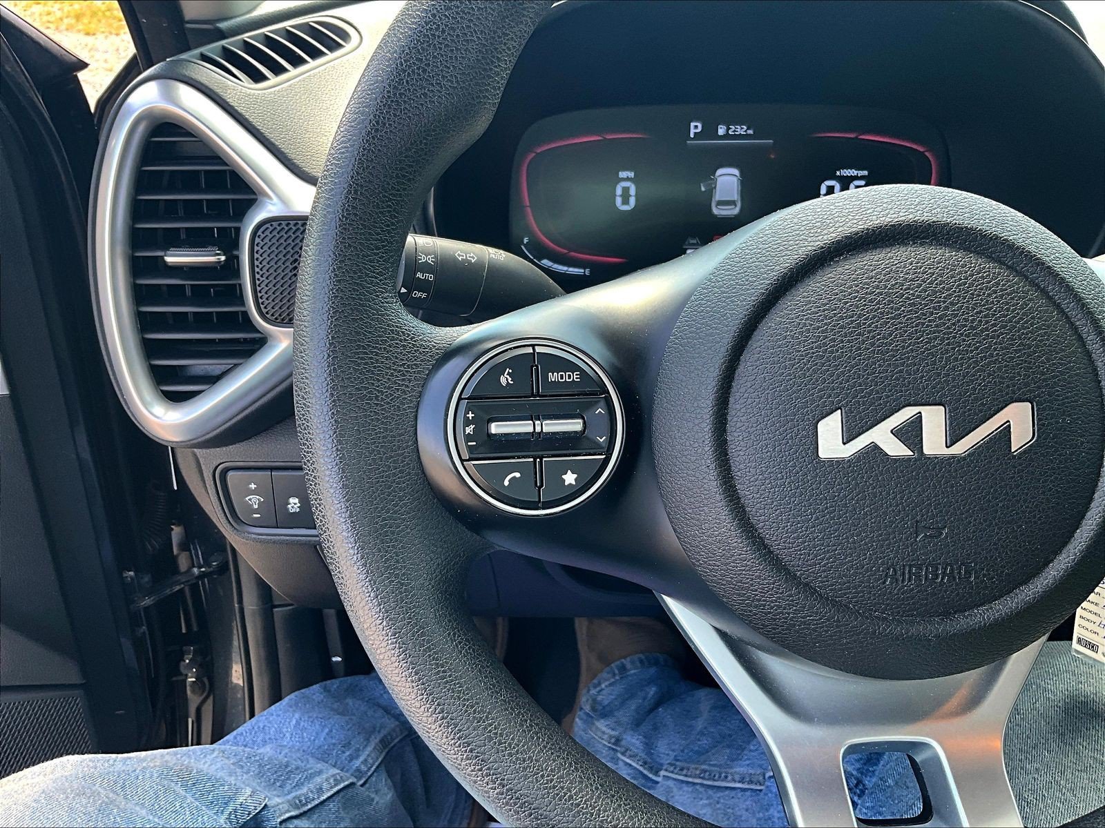 Used 2025 Kia Soul LX w/ LX Technology Package FWD image 11