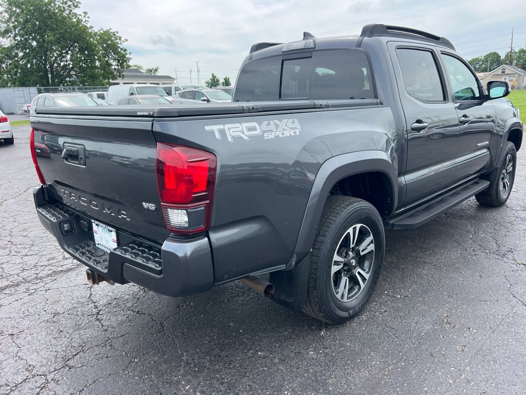 Used 2018 Toyota Tacoma TRD Sport AWD/4WD image 7