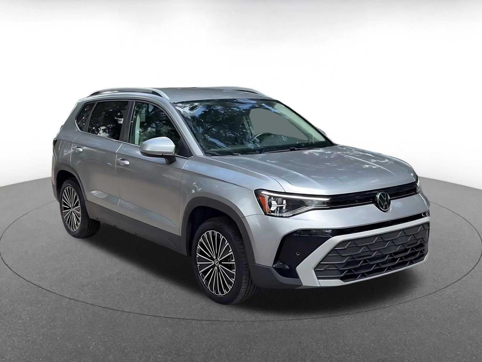 Used 2025 Volkswagen Taos SE FWD image 3