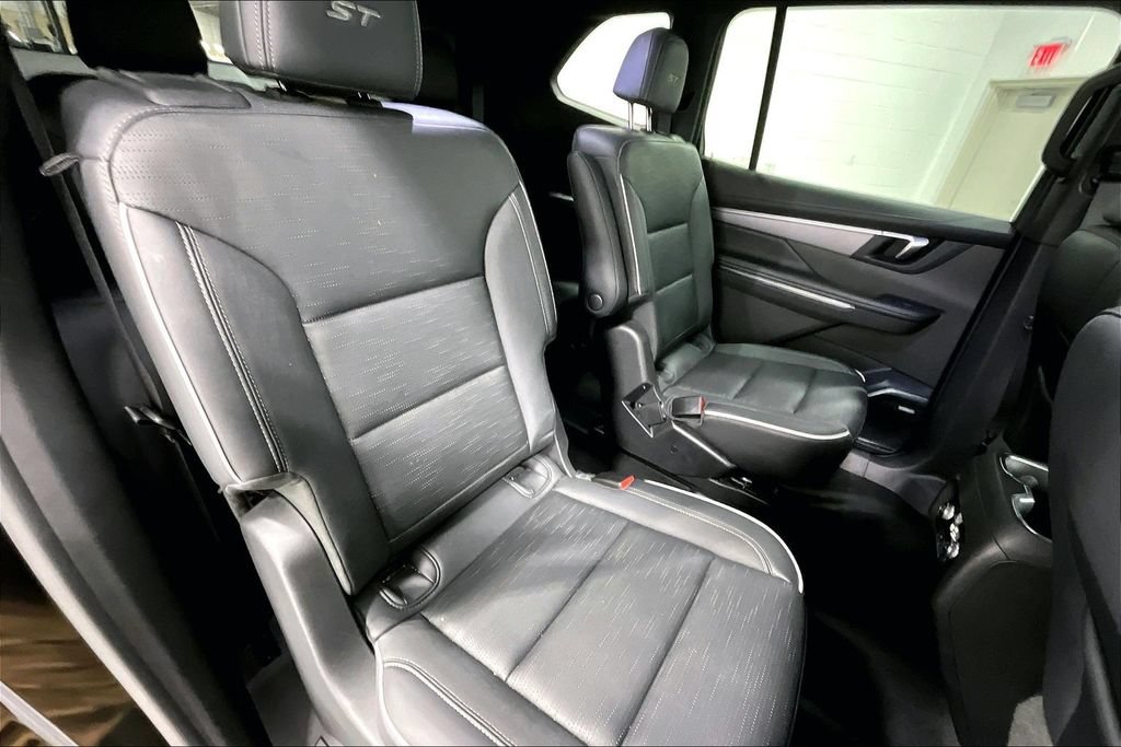 Used 2025 Buick Enclave Sport Touring FWD image 32