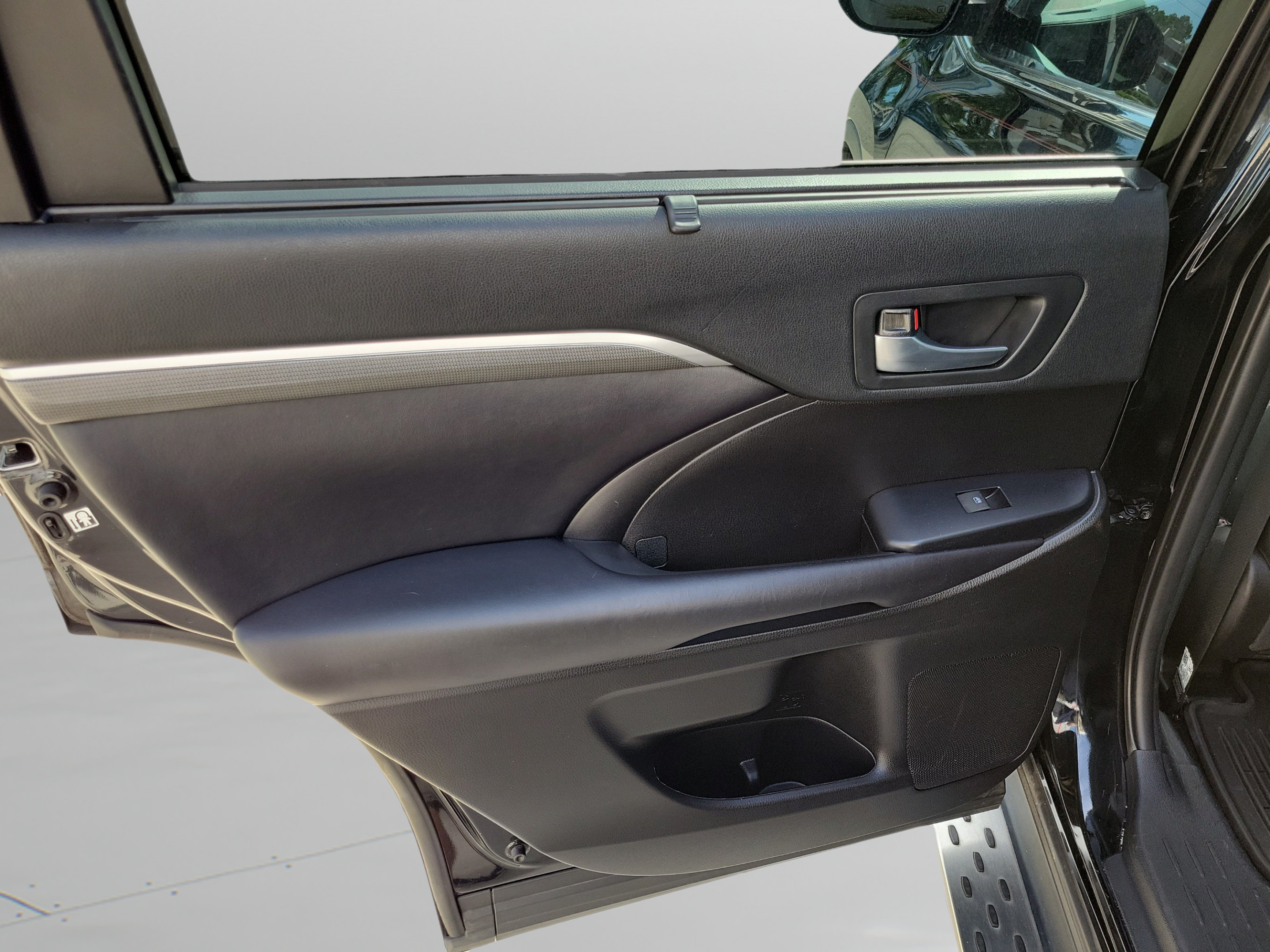 Used 2019 Toyota Highlander SE FWD image 24