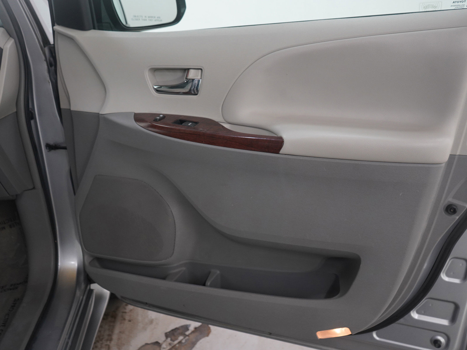 Used 2013 Toyota Sienna XLE w/ Entertainment Pkg FWD image 9
