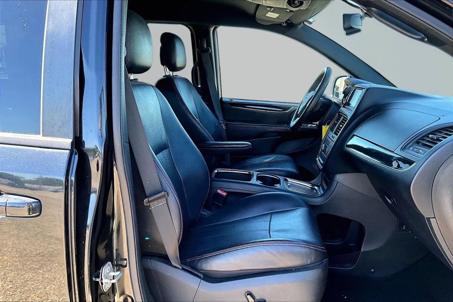 Used 2018 Dodge Grand Caravan GT FWD image 28