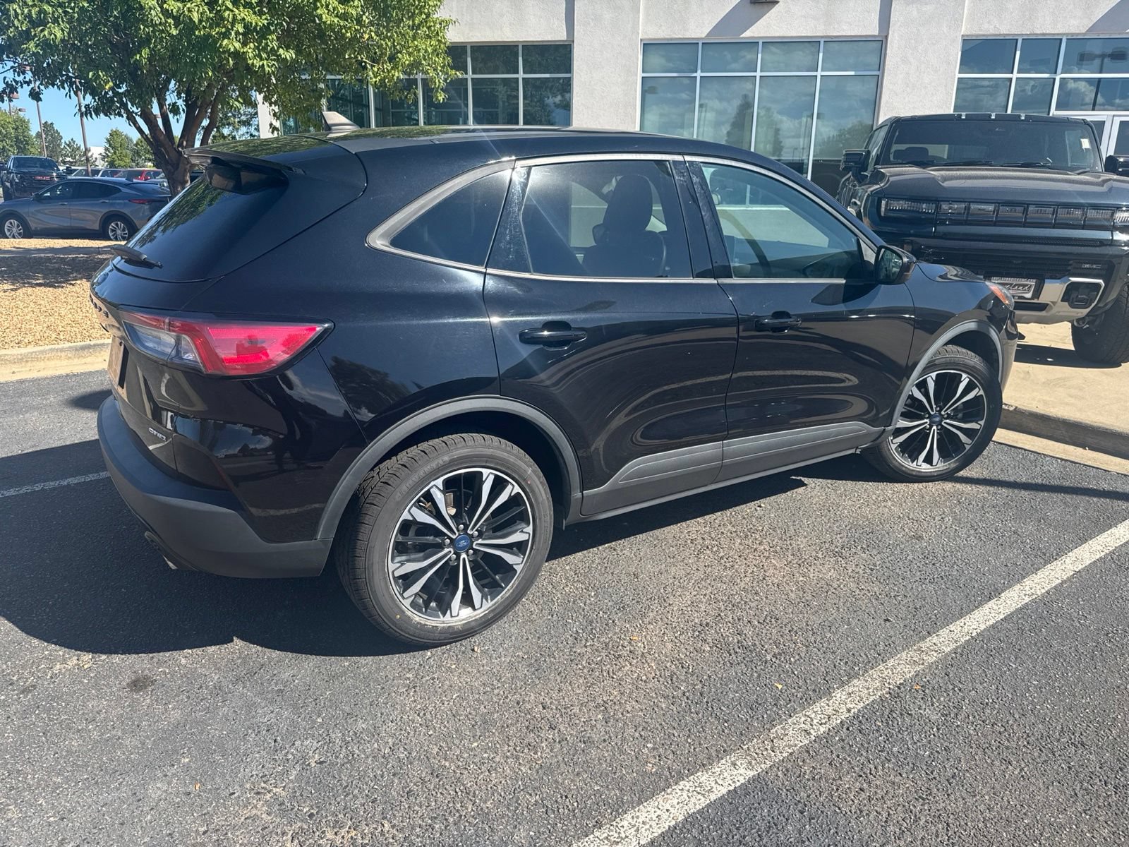 Used 2021 Ford Escape SE w/ SE Sport Appearance Package AWD/4WD image 3