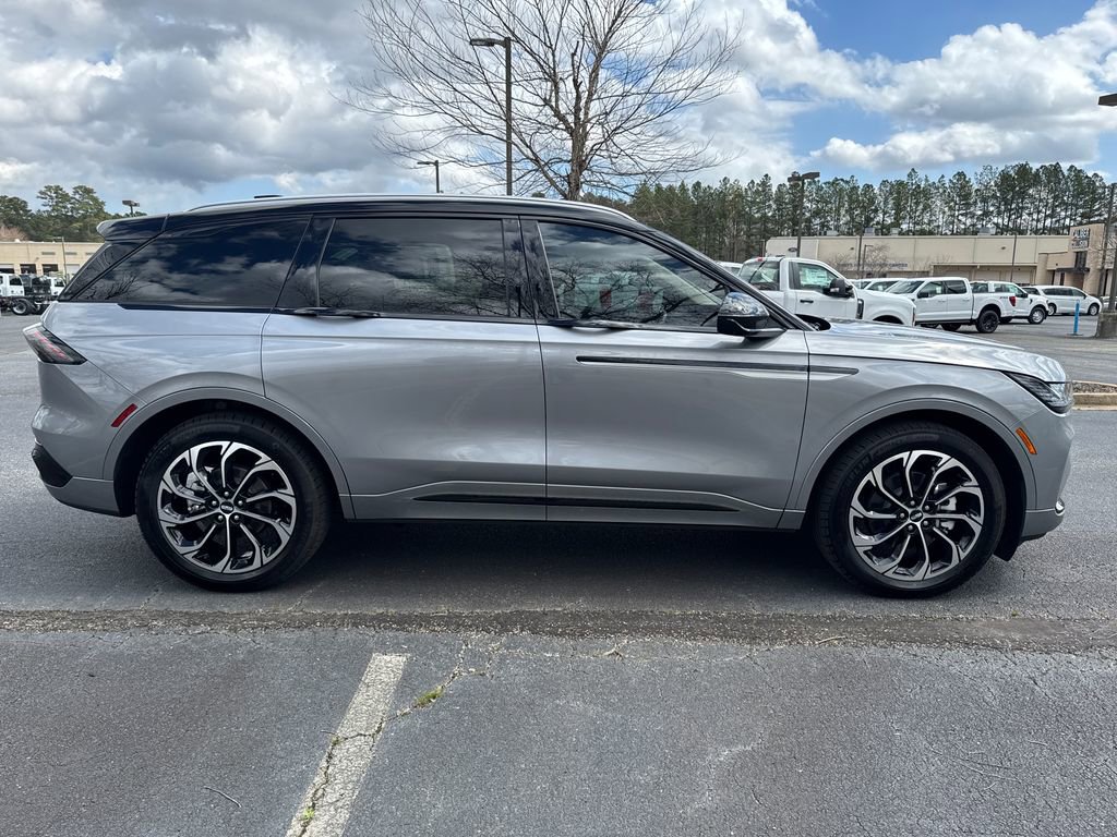 Used 2025 Lincoln Nautilus Reserve image 4