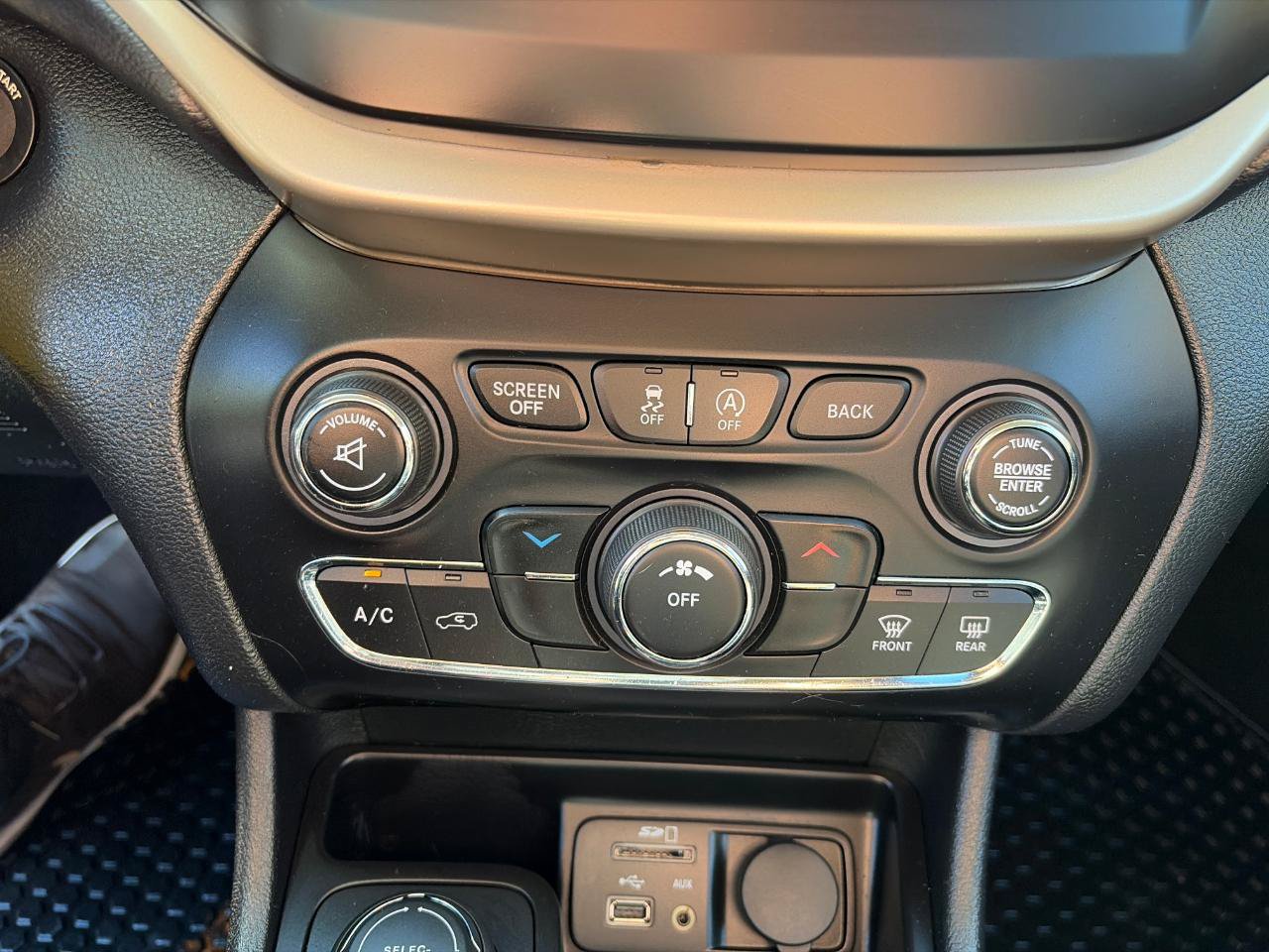 Used 2016 Jeep Cherokee Latitude w/ Cold Weather Group AWD/4WD image 18