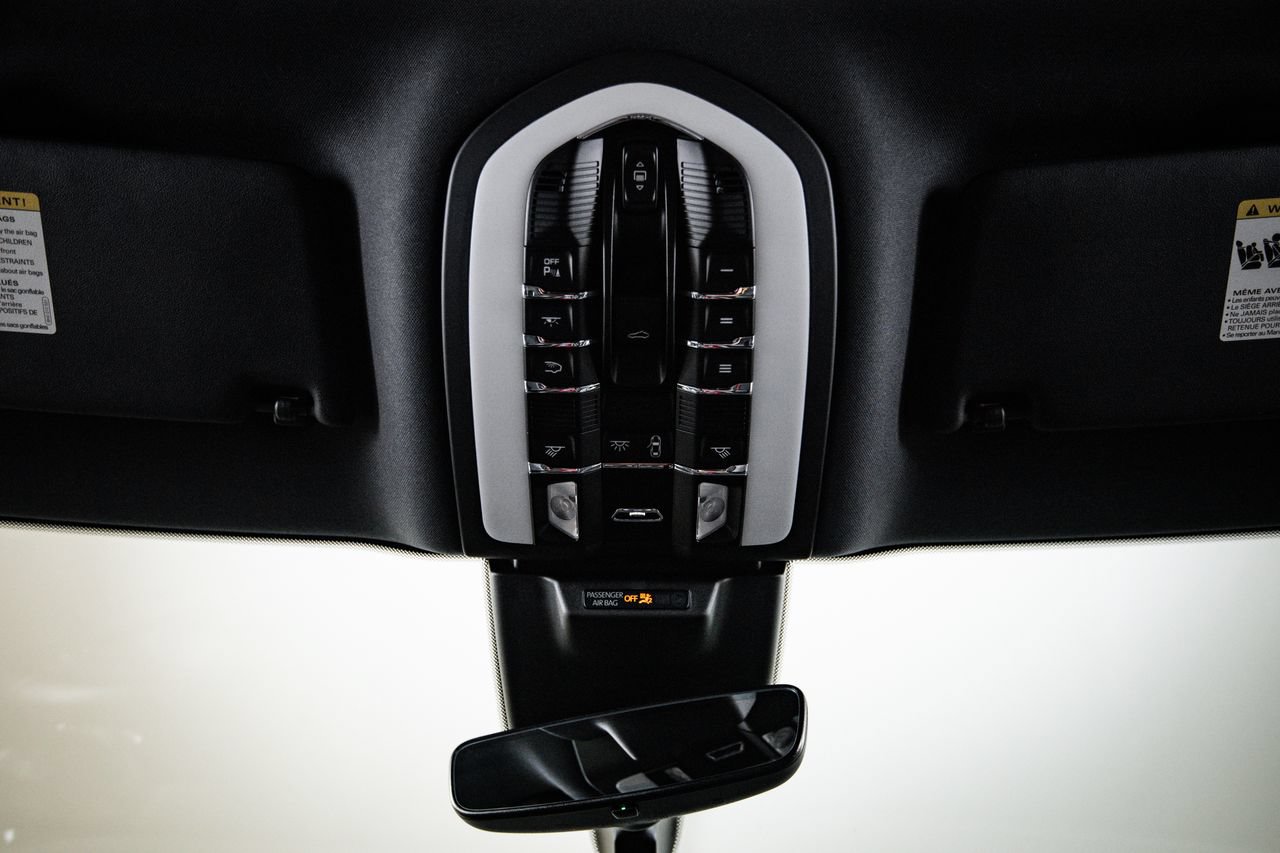 Certified 2024 Porsche Macan AWD/4WD image 20