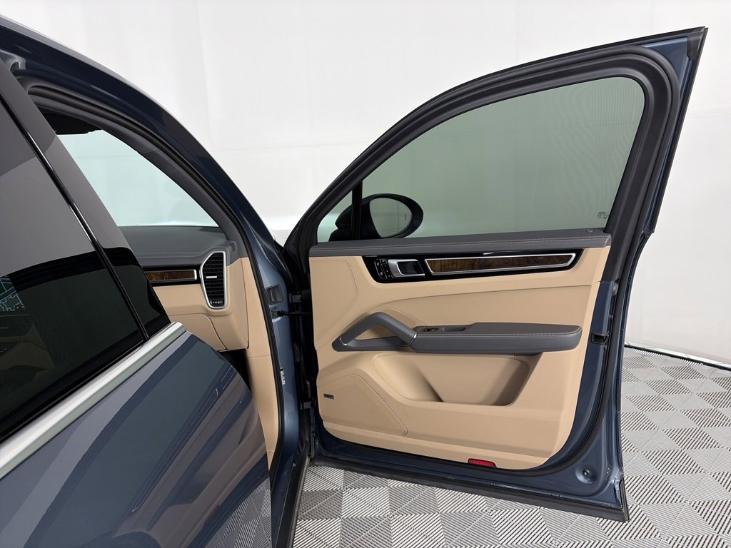 Used 2020 Porsche Cayenne S image 28