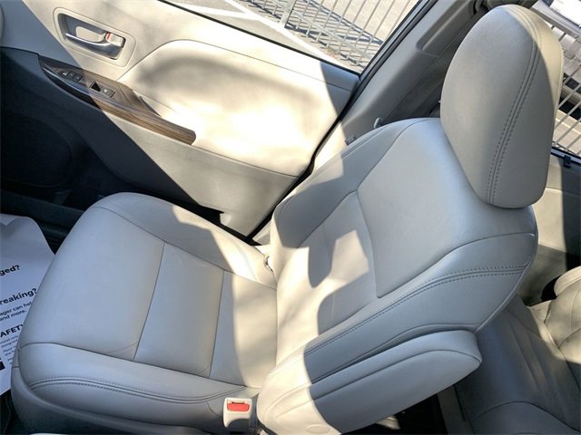 Used 2020 Toyota Sienna Limited image 31