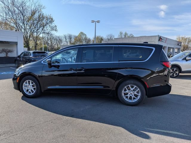 Used 2024 Chrysler Pacifica Touring-L FWD image 7