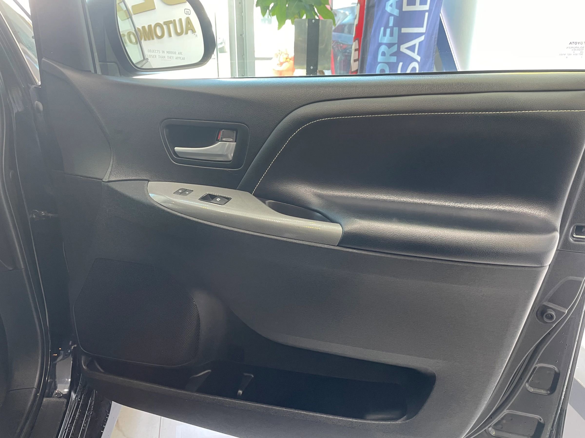 Used 2015 Toyota Sienna SE Premium image 25