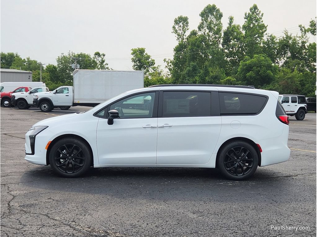 New 2027 Chrysler Pacifica Limited FWD image 12
