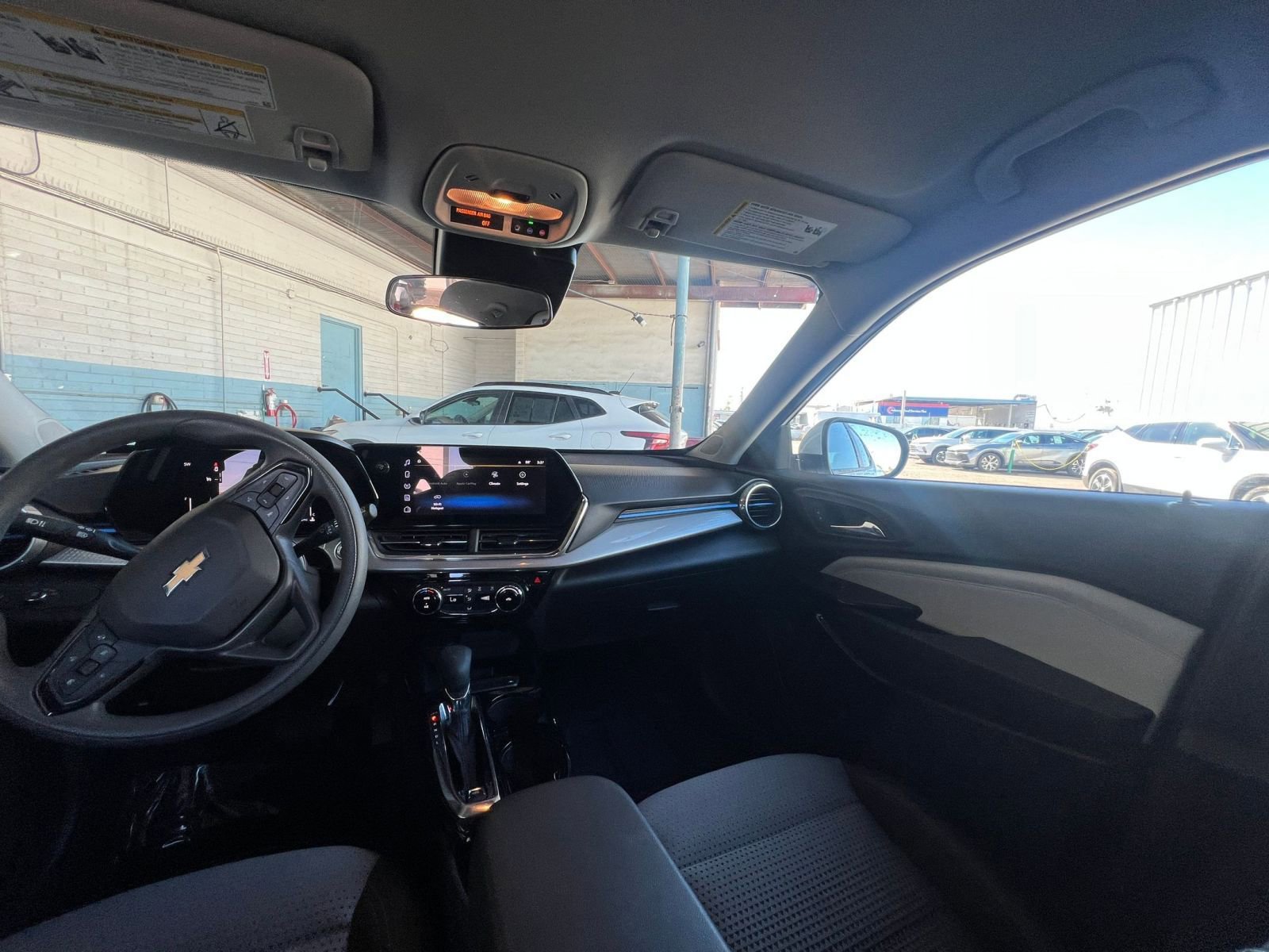 Used 2025 Chevrolet Trax LT FWD image 35
