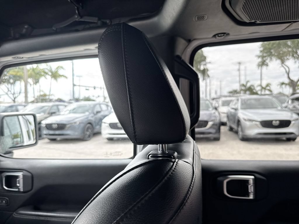 Used 2019 Jeep Wrangler Unlimited Sahara w/ Dual Top Group AWD/4WD image 16