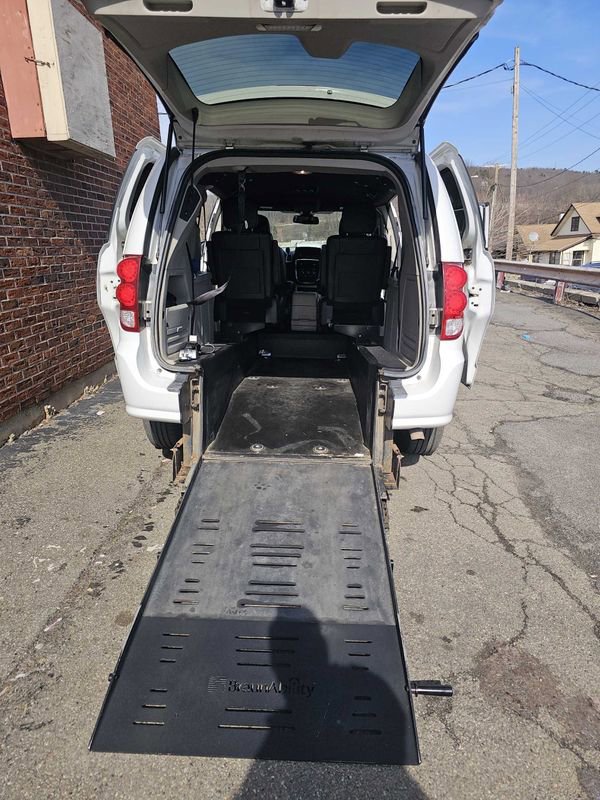 Used 2019 Dodge Grand Caravan SXT image 12