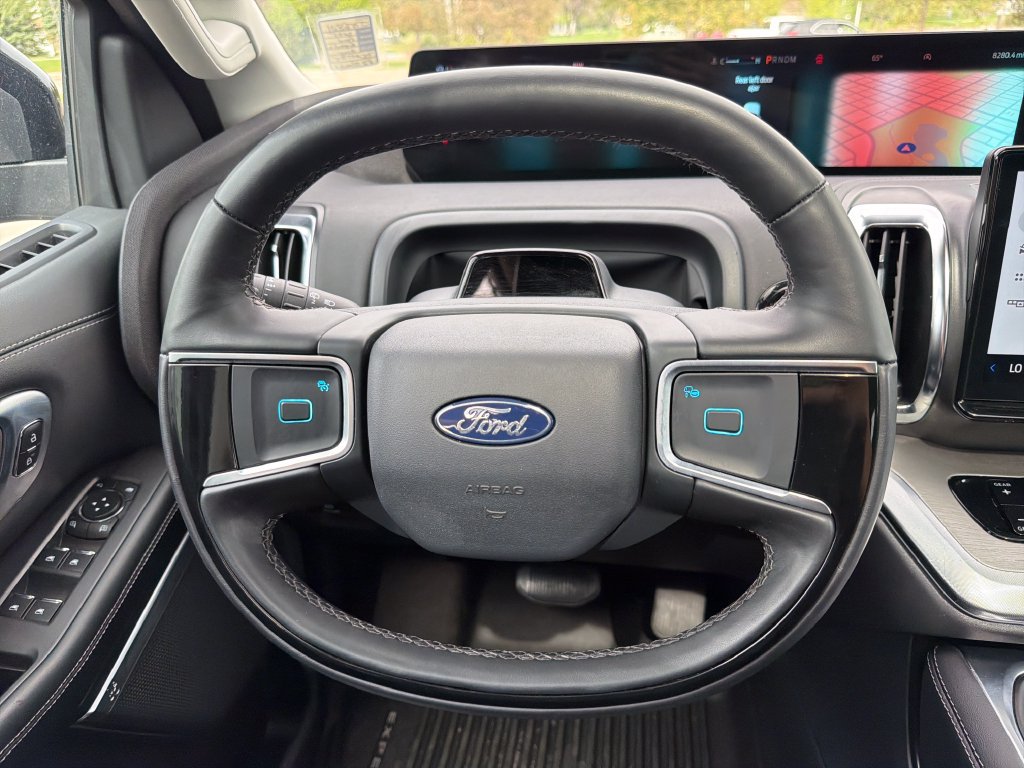 Used 2025 Ford Expedition Platinum w/ Driver's Package AWD/4WD image 24