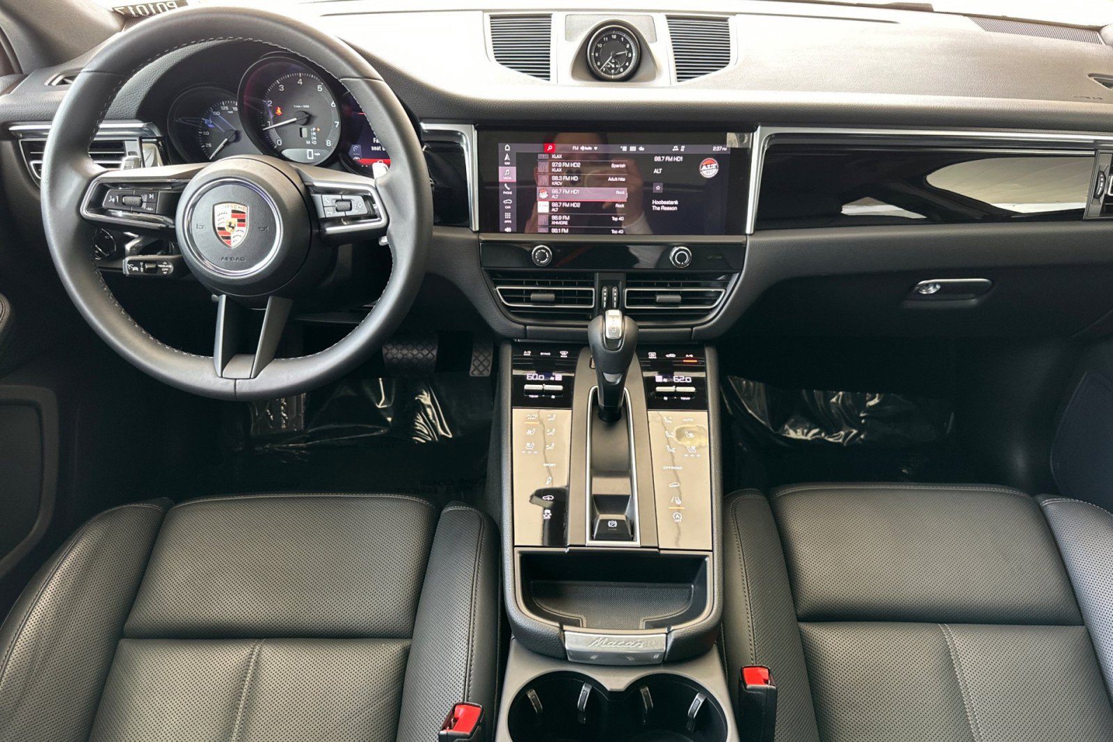 Certified 2023 Porsche Macan AWD/4WD image 6