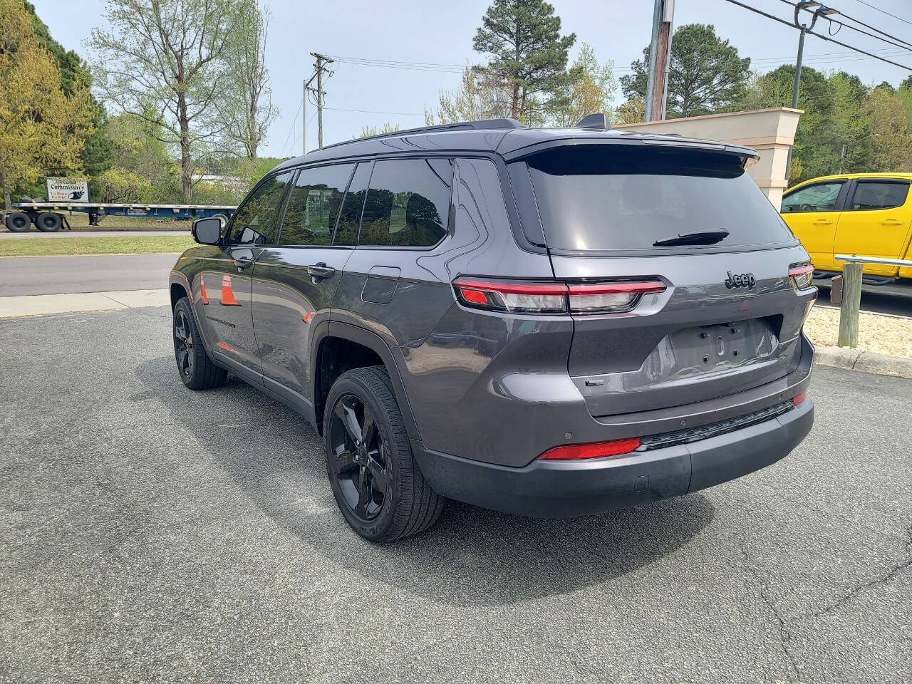 Used 2023 Jeep Grand Cherokee L Laredo RWD image 5
