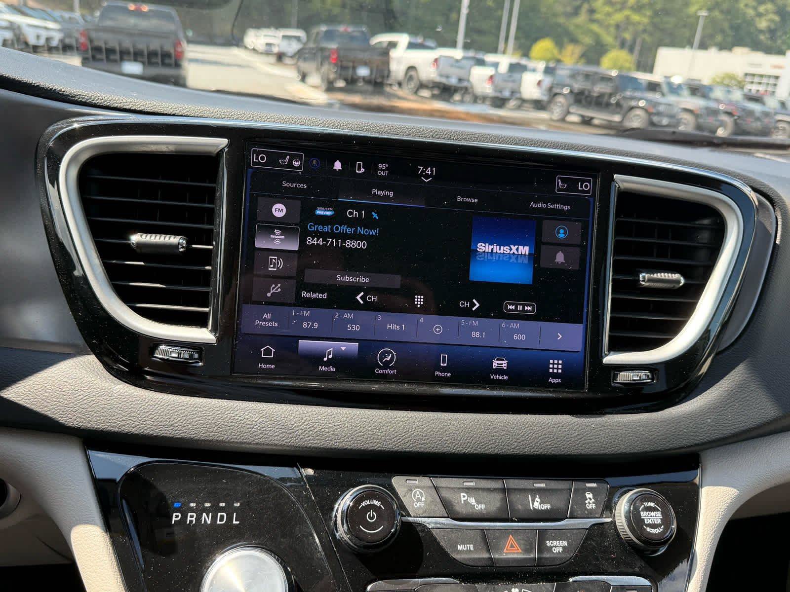 Used 2024 Chrysler Pacifica Touring-L FWD image 18