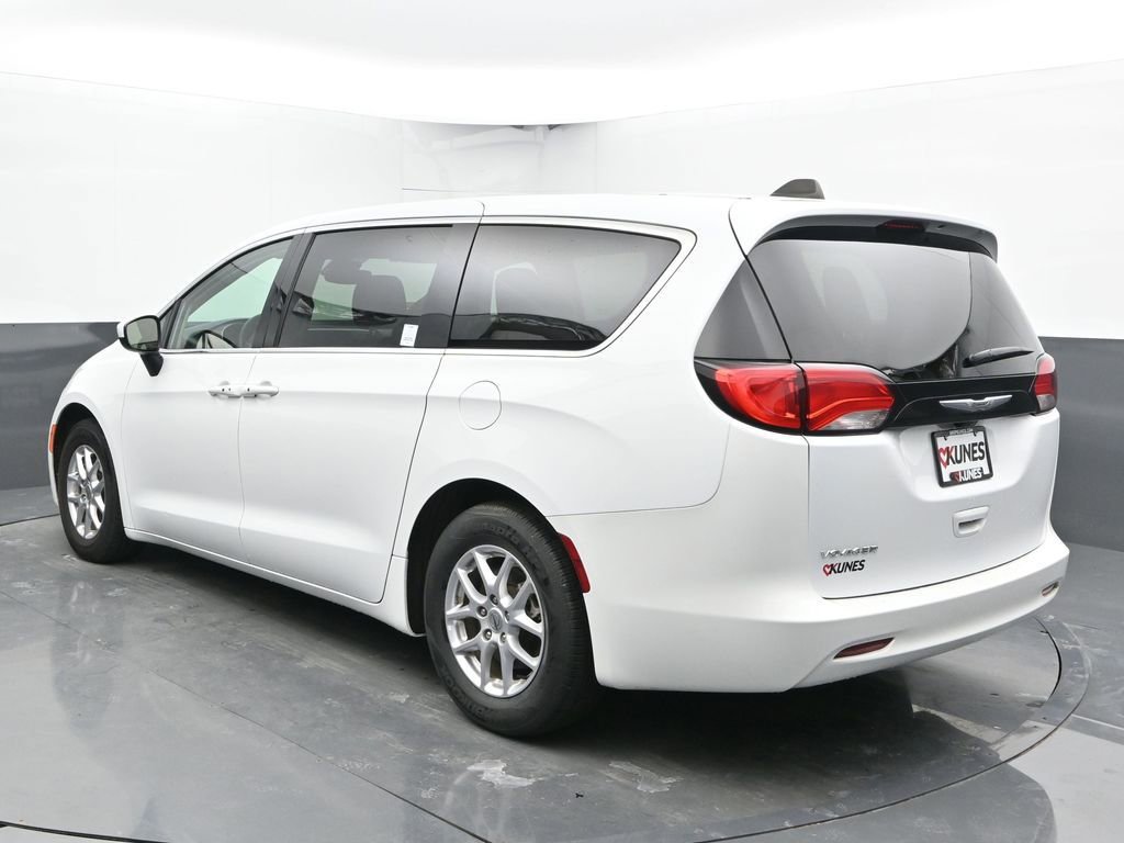 Used 2023 Chrysler Voyager LX FWD image 9