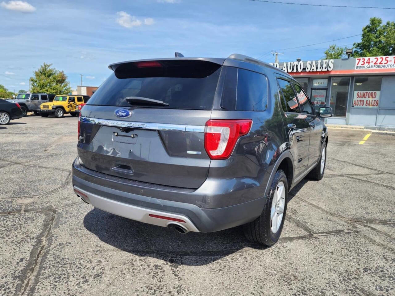 Used 2016 Ford Explorer XLT w/ Equipment Group 202A image 5