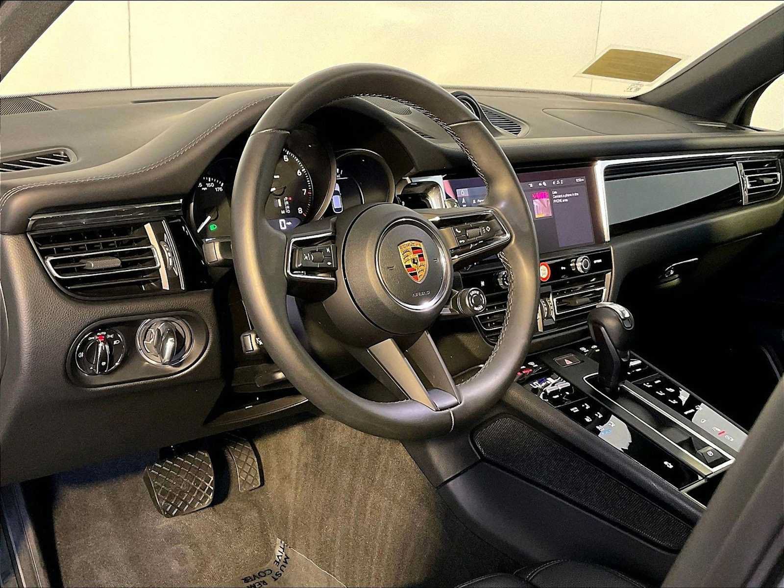 Certified 2026 Porsche Macan AWD/4WD image 4