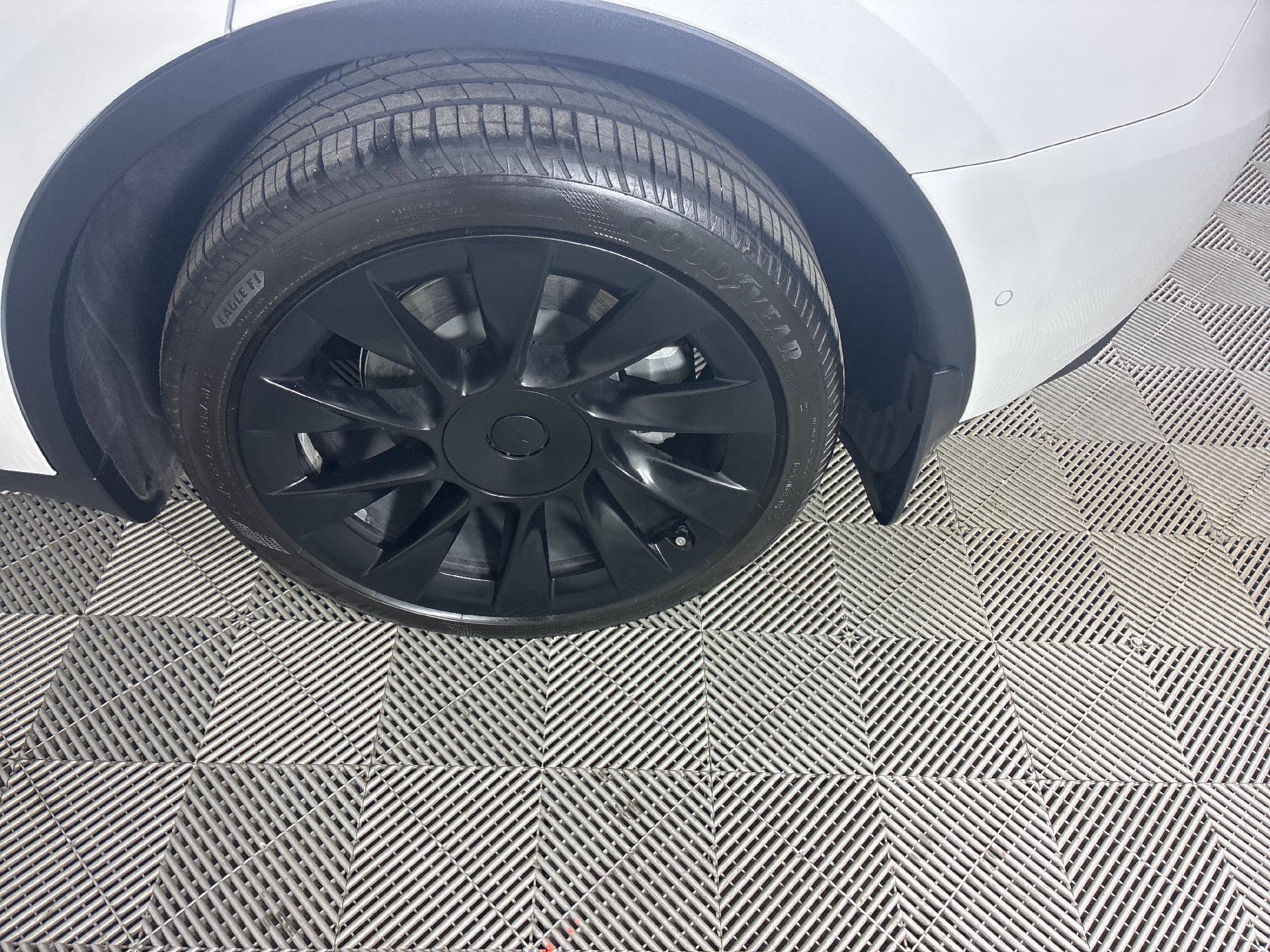 Used 2021 Tesla Model Y Long Range image 9