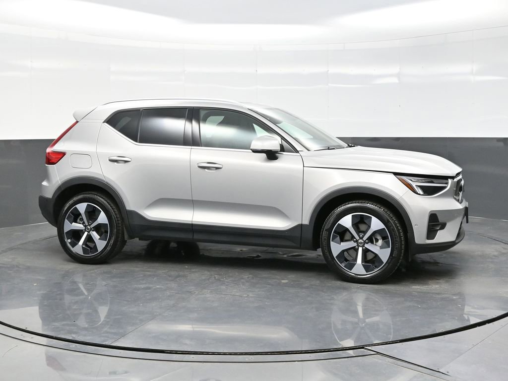 Used 2025 Volvo XC40 B5 Plus image 8