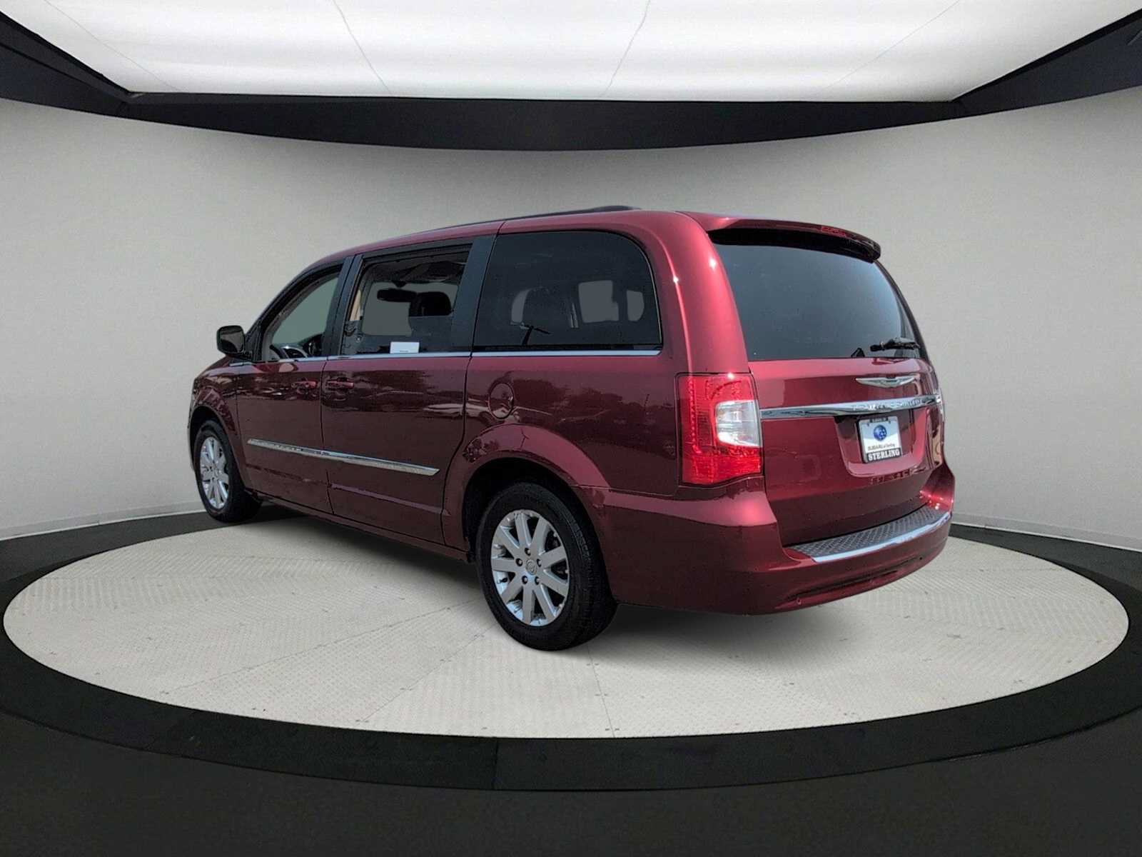 Used 2011 Chrysler Town & Country Touring-L w/ Entertainment Group #2 FWD image 6