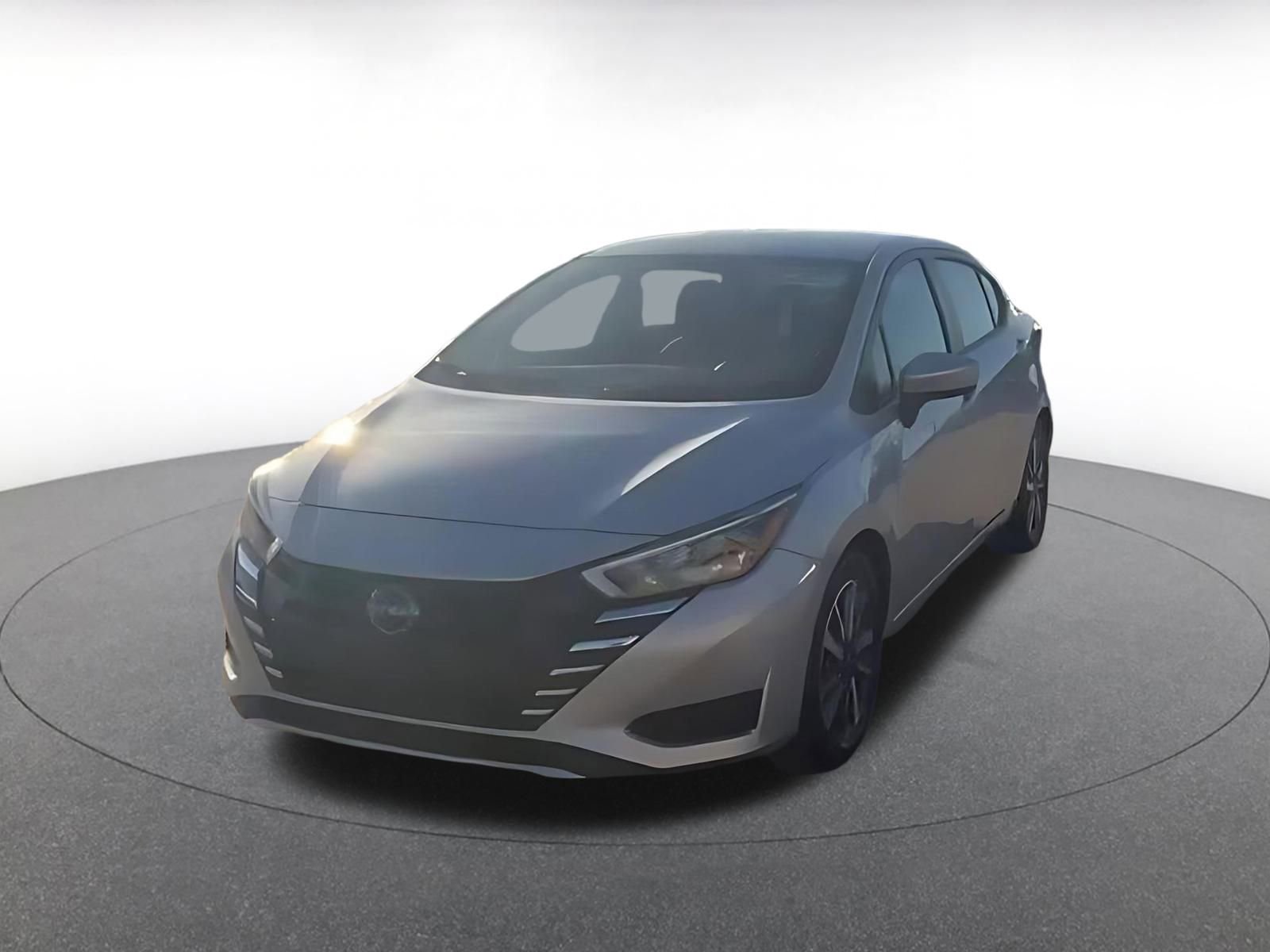 Used 2025 Nissan Versa SV image 4