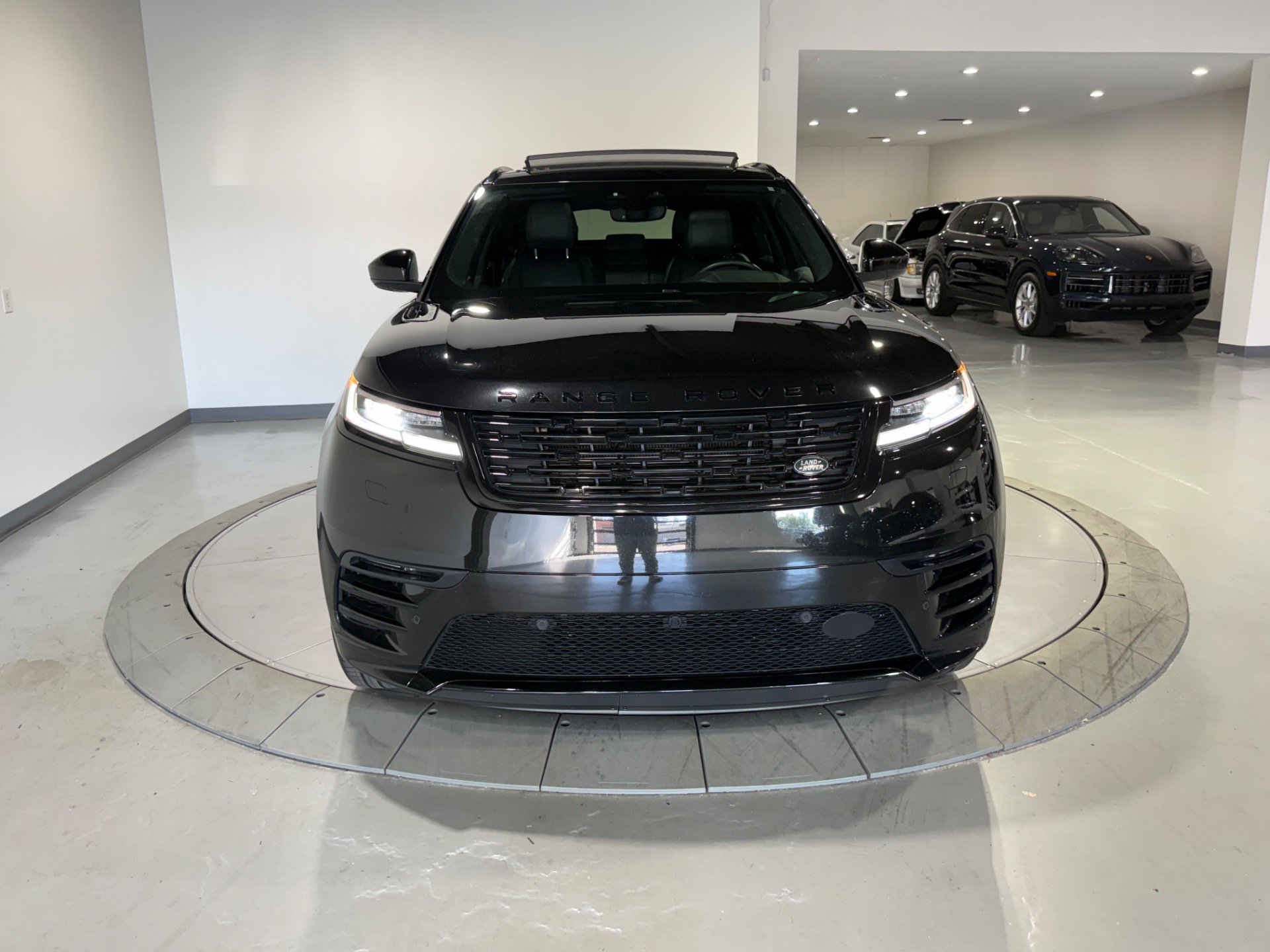 Used 2024 Land Rover Range Rover Velar Dynamic SE AWD/4WD image 4